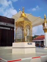 réplica de la linterna dorada kaaba, en taman madiun indonesia, clima soleado. foto