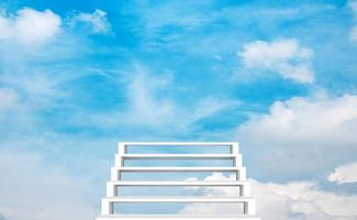 Escalera gris 3d con nubes, fondo de cielo azul. pedestal de escaparate cosmético geométrico abstracto, escena moderna mínima, ilustración de presentación 3d foto