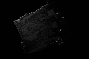 detalle de la placa de circuito sobre fondo oscuro b foto
