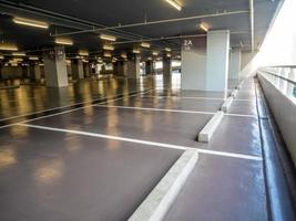 piso limpio y brillante del estacionamiento en el edificio de estacionamiento foto