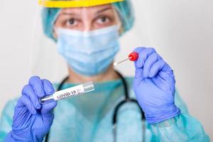 doctora caucásica sosteniendo un bastoncillo de recolección de hisopos, hisopado de muestras nasales y orales, cita para el procedimiento de prueba de pcr del paciente, crisis pandémica global de coronavirus covid-19