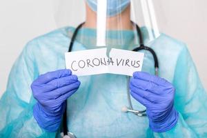 médico enfermero con traje de protección para combatir el coronavirus covid 19 con brote de coronavirus de fondo blanco o covid-19, concepto de cuarentena covid-19