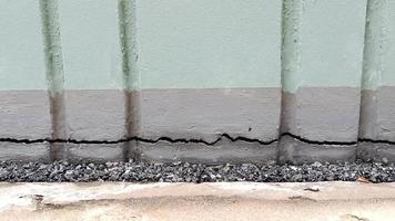 viejo edificio de hormigón agrietado pared rota en la línea exterior cemento debajo. efecto con terremoto