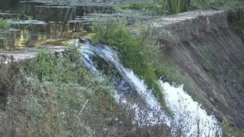 a bela barragem de concreto artificial no rio rio lis em leiria, portugal com uma cachoeira - câmera lenta video