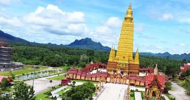 fantastiskt stort vackert tempel i thailand. fantastiskt koncept av thailand. wat bang tong, krabi-provinsen, thailand video