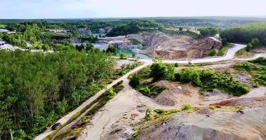 una grande buca formata da estrazione mineraria, il panorama è caratteristico e bellissimo. concetto di industria mineraria video