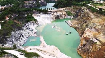 fotografia aerea di una grande fossa di una miniera di gesso. una grande miniera di gesso. concetti di industria mineraria e geologica video