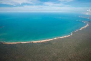 la hermosa vista del paisaje en el borde de la parte norte de australia llamada mar de arafura, territorio del norte del estado de australia vista desde un avión. foto