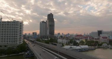 antenne visie van taksin brug en sathorn weg centrum van bedrijf met vervoer over- de chao phraya rivier- Bij zonsopkomst tafereel, Bangkok, Thailand video