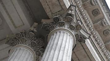 columna arquitectónica clásica. detalles de la arquitectura de un edificio histórico. elemento de edificio exterior con columnas y molduras de estuco en el techo de la catedral en st. petersburgo, rusia. foto