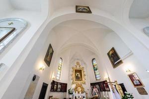 cúpula y altar de la iglesia católica con arcos y columnas, techo y bóveda con fresco foto