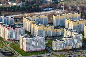 vista aérea panorámica de un enorme complejo residencial con edificios de gran altura foto