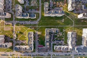 vista aérea panorámica de un enorme complejo residencial con edificios de gran altura foto
