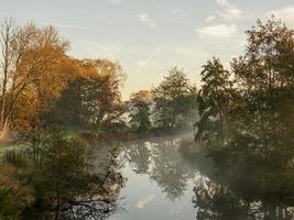 tiempo de otoño en un río en Alemania foto