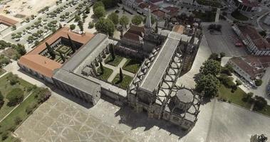 impresionante paisaje del monasterio de batalha, mosteiro da batalha en un hermoso día en batalha, leiria, portugal. -dron aéreo