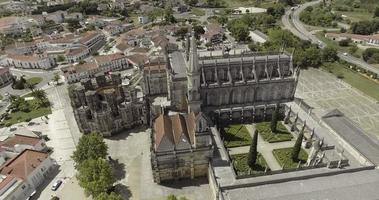 el hermoso e histórico monasterio de batalha, un convento dominicano en batalha, leiria, portugal. - dron aéreo