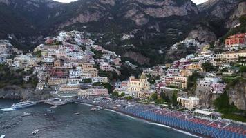 vue aérienne de positano sur la côte amalfitaine, italie video