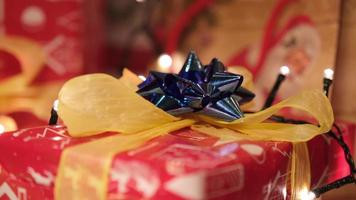 kleurrijk cadeaus onder de pijnboom boom Bij Kerstmis vooravond nacht in een knus winter huis leven kamer video