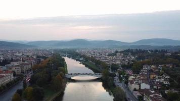 Firenze paesaggio urbano, o firenze e arno fiume aereo Visualizza nel Toscana, Italia video