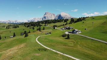 seiser alm alpe di siusi y chalet en dolomitas cerca de compatsch, compaccio y sassolungo y sassopiatto picos de montaña, italia video