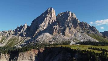 sass de putia à passo delle erbe pass dans le tyrol du sud, vue aérienne de la montagne des dolomites italiennes, italie video