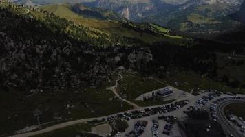 passo sella voorbij gaan aan antenne visie in dolomieten zuiden Tirol, trentino alt adige Italië video