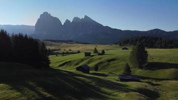 seiser alm Seiser Alm im Sommer in den italienischen Dolomiten, Südtirol, Trentino, Südtirol, Italien, Langkofel und Langkofel video