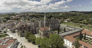 de batalha kloster och de oavslutat kapell på en solig sommar dag i batalha, leiria, portugal. - antenn Drönare video