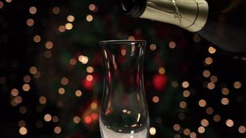 Champagne gieten voor Kerstmis vooravond avondeten Bij langzaam beweging video