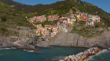 vista aérea de manarola en cinque terre, liguria, italia video