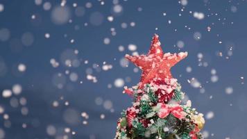 neve su Natale decorato pino albero durante il Natale vigilia notte. inverno nevicando a lento movimento. video