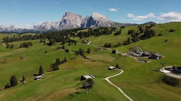 seiser alm alpe di siusi et chalet dans les dolomites près de compatsch, compaccio et sommets de montagne sassolungo et sassopiatto, italie video