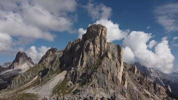 passo giau pass, ra gusela y averau montaña alpina en dolomitas vista aérea, italia video