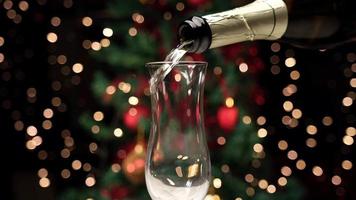 gießen von champagner für heiligabendessen und neujahr video