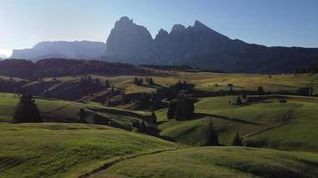 seiser alm alpe di siusi valle a estate nel italiano dolomiti, Sud tirolo trentino contralto adige, Italia, sassolungo e sassopiatto montagna gruppo video