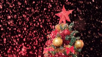 nieve en el pino decorado con navidad durante la noche de la víspera de navidad. invierno nevando a cámara lenta. video