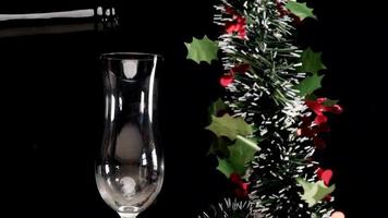 derramando champanhe para o jantar de véspera de natal em câmera lenta video