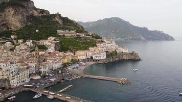 amalfi stad antenn se på de amalfi kust, distrikt av salerno, sydlig Italien video