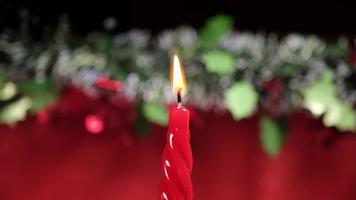luz de vela roja para la celebración de navidad, fondo de navidad. velas de cera. video