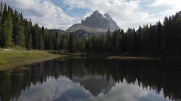 lac d'antorno et tre cime di lavaredo pics reflet dans les dolomites italiennes vue aérienne, italie video