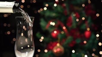 gieten Champagne voor Kerstmis vooravond avondeten en nieuw jaar video