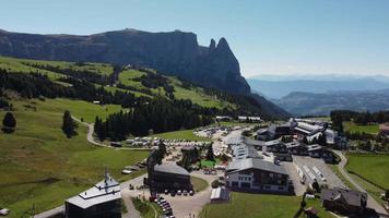 compatsch o compaccio, seiser alm alpe di siusi nel italiano dolomiti, sciliar montagna aereo Visualizza, Italia video