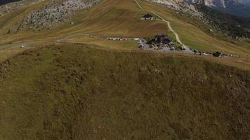 passo giau pass, ra gusela y averau montaña alpina en dolomitas vista aérea, italia video