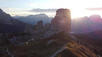 cinque torri eller fem torn berg toppar i italiensk dolomiter nära cortina d'ampezzo, antenn se, Italien video
