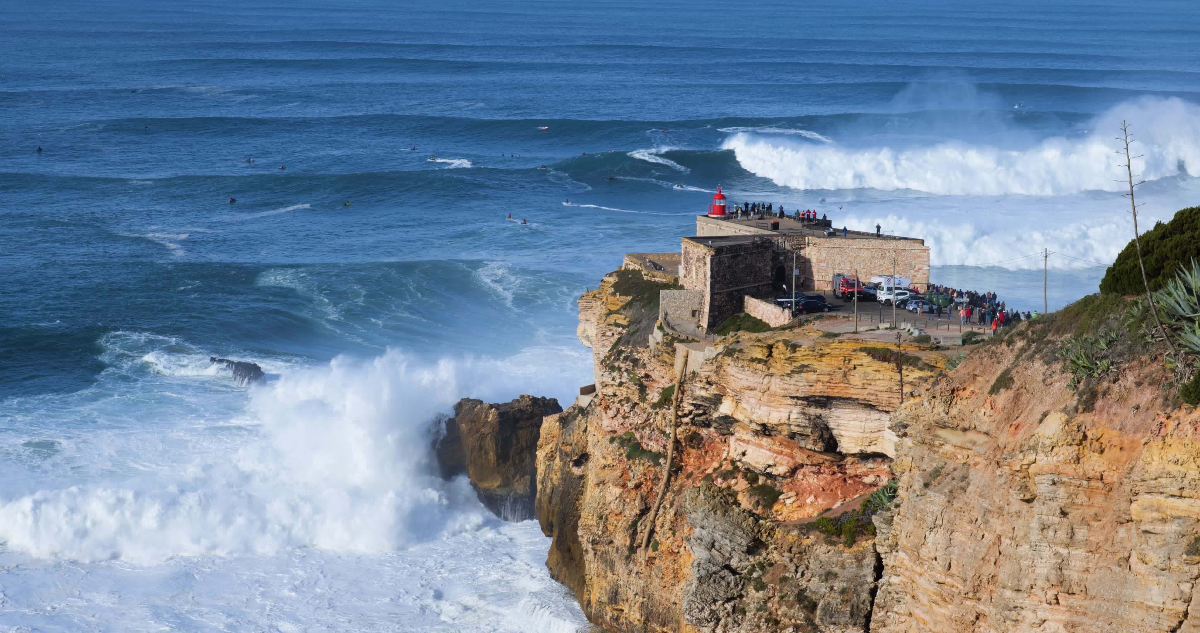 nazare, portugal 7 de noviembre de 2022 personas viendo las grandes