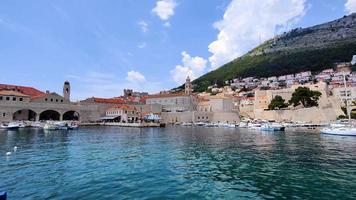 antiga cidade histórica de dubrovnik na croácia, patrimônio mundial da unesco. famosa atração turística no mar adriático. melhores destinos do mundo. baía da cidade com barcos e uma vista incrível. video