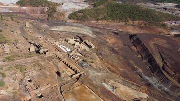 aereo fuco Visualizza di estrazione attività nel mine de riotinto nel Spagna. apocalisse scenario. estrazione. estrazione villaggio nel andalusia. terra distruzione. rottura di natura. video