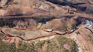 antenn Drönare se av brytning aktivitet i minas de upplopp i Spanien. förorenad vatten och flod. apokalyps landskap. extraktivism. brytning by i andalusien. förstörelse av natur. video