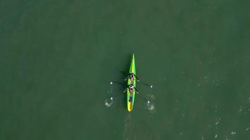 vista aérea de drones de personas en canoa en el río tajo, tejo en lisboa, portugal durante un día soleado. el deporte y la recreación como una actividad importante en la vida para la salud mental y la estabilidad emocional. video