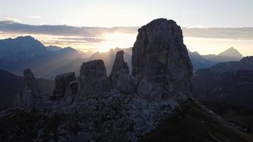 cinque torri o cinque torri montagna picchi nel italiano dolomiti vicino cortina d'Ampezzo, aereo Visualizza, Italia video